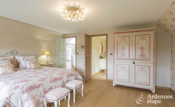 Villa de luxe pour 8 personnes � Doische : cabine infrarouge, jacuzzi, cassette � bois, �tang et jardin priv�