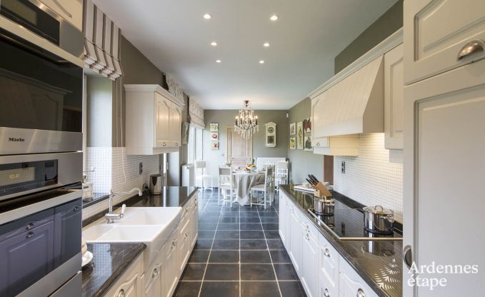 Villa de luxe pour 8 personnes � Doische : cabine infrarouge, jacuzzi, cassette � bois, �tang et jardin priv�