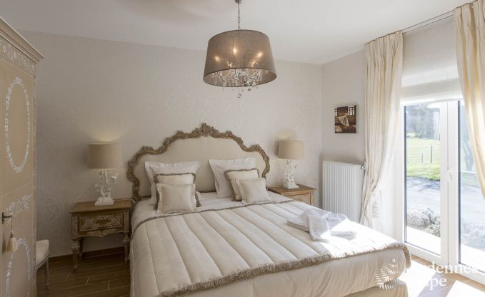 Villa de luxe pour 8 personnes  Doische : cabine infrarouge, jacuzzi, cassette  bois, tang et jardin priv