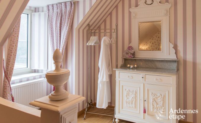 Villa de luxe pour 8 personnes  Doische : cabine infrarouge, jacuzzi, cassette  bois, tang et jardin priv