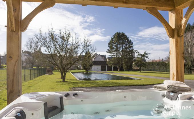 Villa de luxe pour 8 personnes  Doische : cabine infrarouge, jacuzzi, cassette  bois, tang et jardin priv