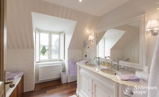 Villa de luxe pour 8 personnes  Doische : cabine infrarouge, jacuzzi, cassette  bois, tang et jardin priv