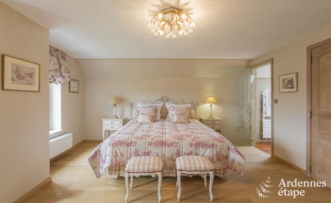 Villa de luxe pour 8 personnes  Doische : cabine infrarouge, jacuzzi, cassette  bois, tang et jardin priv