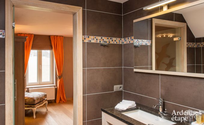 Villa de luxe pour 8 personnes  Doische : cabine infrarouge, jacuzzi, cassette  bois, tang et jardin priv