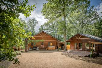 Chalet de luxe à Durbuy en Ardenne : séjour pour 8 personnes avec jacuzzi et magnifique terrasse
