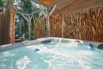 Chalet pour 8 à Durbuy : 4 chambres, jacuzzi, sauna, zone boisée