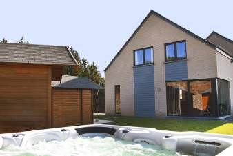 Maison de vacances de luxe pour 6 personnes à Durbuy avec jacuzzi, sauna et jardin.