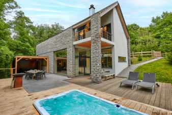 Villa luxueuse  Durbuy, 8 personnes, jacuzzi, sauna, jardin priv, proche Golf de Durbuy