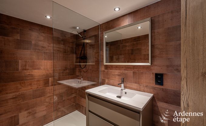 Sjour de dtente en Ardenne : spacieux chalet  Durbuy pour 8 personnes avec jacuzzi sur la terrasse