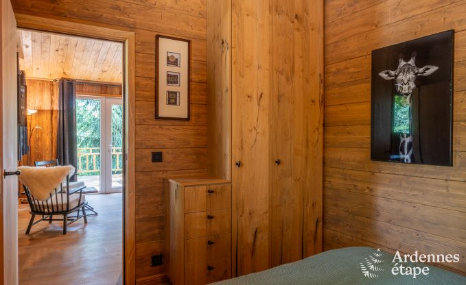 Sjour de dtente en Ardenne : spacieux chalet  Durbuy pour 8 personnes avec jacuzzi sur la terrasse