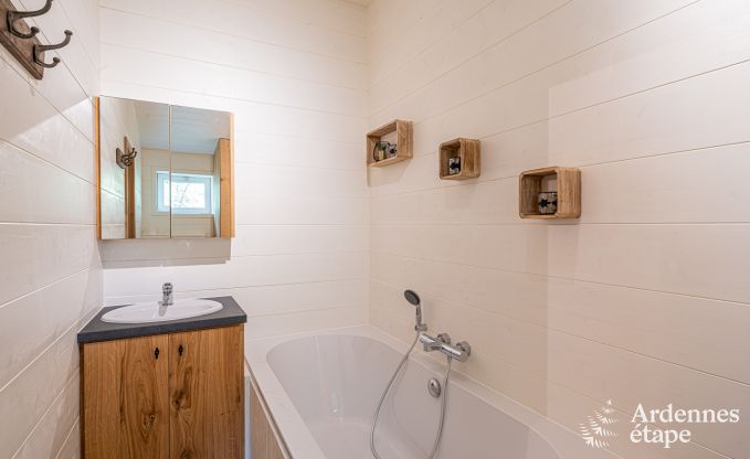 Sjour de dtente en Ardenne : spacieux chalet  Durbuy pour 8 personnes avec jacuzzi sur la terrasse