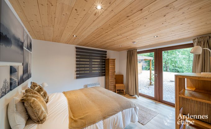 Sjour de dtente en Ardenne : spacieux chalet  Durbuy pour 8 personnes avec jacuzzi sur la terrasse