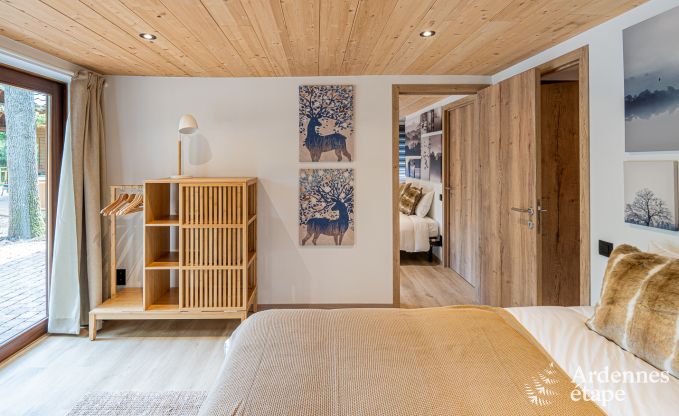 Sjour de dtente en Ardenne : spacieux chalet  Durbuy pour 8 personnes avec jacuzzi sur la terrasse