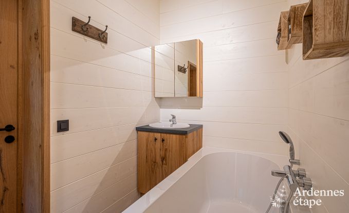 Sjour de dtente en Ardenne : spacieux chalet  Durbuy pour 8 personnes avec jacuzzi sur la terrasse