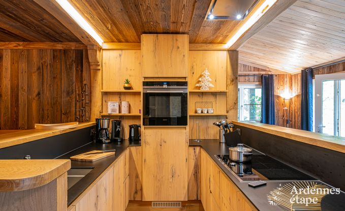 Sjour de dtente en Ardenne : spacieux chalet  Durbuy pour 8 personnes avec jacuzzi sur la terrasse