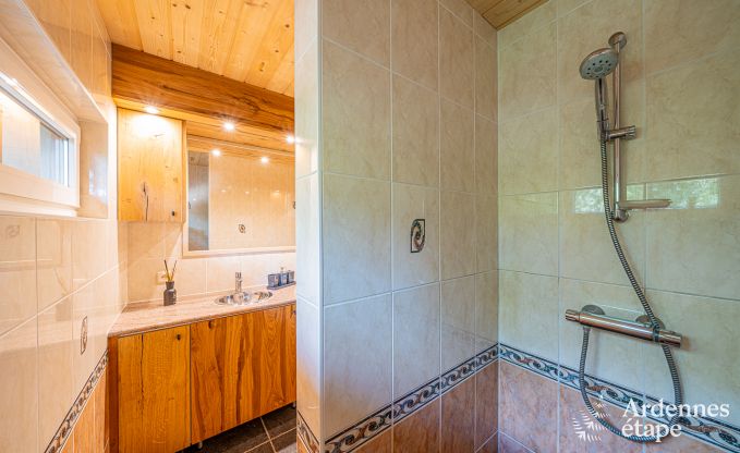 Sjour de dtente en Ardenne : spacieux chalet  Durbuy pour 8 personnes avec jacuzzi sur la terrasse