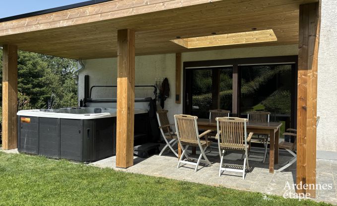 Gte confortable pour 6 personnes  Ereze, Ardenne : profitez du confort, du jacuzzi et de la proximit de la nature