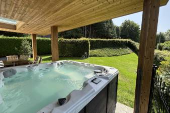 Magnifique maison de vacances  Ereze, Ardenne : confort pour 6 personnes avec jacuzzi et jardin