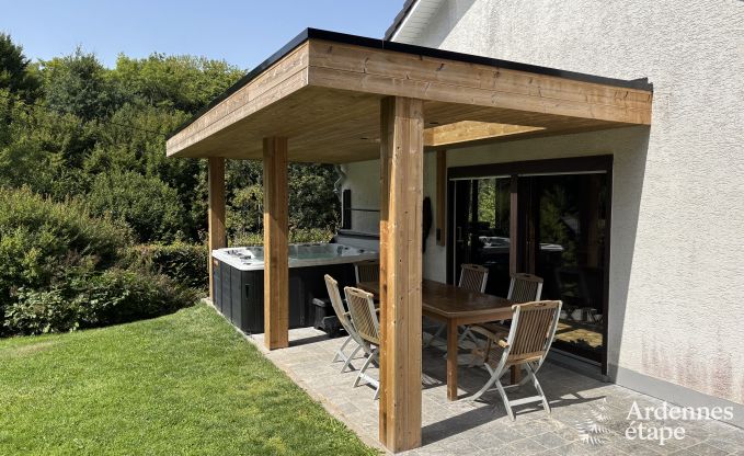 G�te confortable pour 6 personnes � Erez�e, Ardenne : profitez du confort, du jacuzzi et de la proximit� de la nature