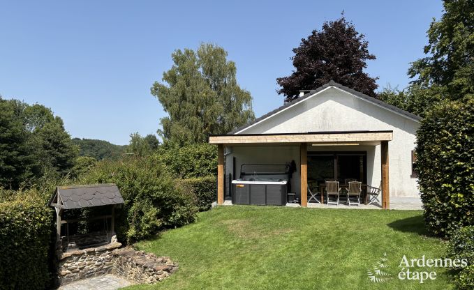 G�te confortable pour 6 personnes � Erez�e, Ardenne : profitez du confort, du jacuzzi et de la proximit� de la nature