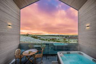 Séjour romantique pour 2 à Fauvillers avec sauna, jacuzzi, jardin privé et terrasse.