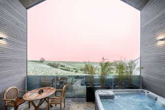 Résidence de luxe pour couple à Fauvillers avec sauna, jacuzzi, jardin privé et terrasse.
