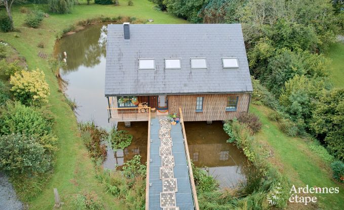 Charmant chalet sur pilotis, au bord de l'eau, pour 2 personnes  Ferrires avec pole  bois, jardin et terrasse prive