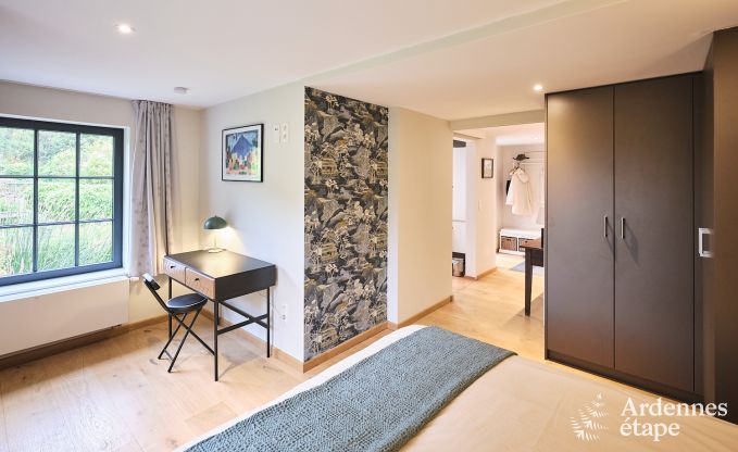 Charmant chalet sur pilotis, au bord de l'eau, pour 2 personnes  Ferrires avec pole  bois, jardin et terrasse prive