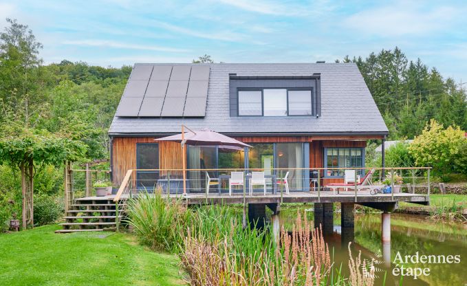 Charmant chalet sur pilotis, au bord de l'eau, pour 2 personnes  Ferrires avec pole  bois, jardin et terrasse prive