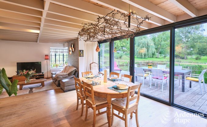 Charmant chalet sur pilotis, au bord de l'eau, pour 2 personnes  Ferrires avec pole  bois, jardin et terrasse prive