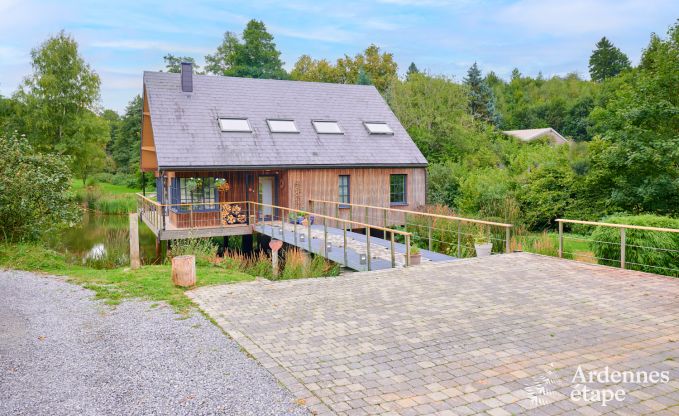 Charmant chalet sur pilotis, au bord de l'eau, pour 2 personnes  Ferrires avec pole  bois, jardin et terrasse prive