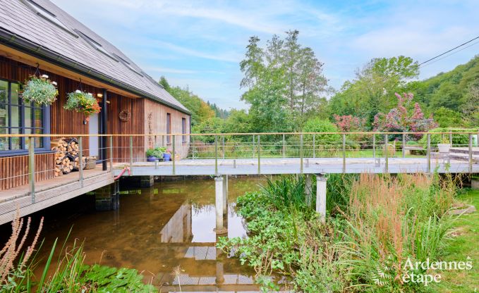 Charmant chalet sur pilotis, au bord de l'eau, pour 2 personnes  Ferrires avec pole  bois, jardin et terrasse prive