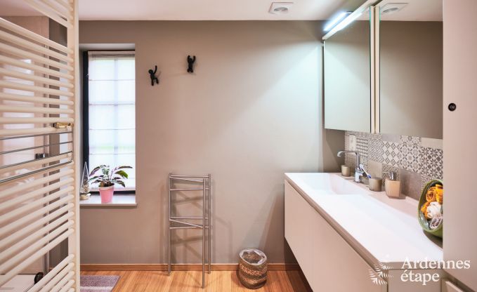 Charmant chalet sur pilotis, au bord de l'eau, pour 2 personnes  Ferrires avec pole  bois, jardin et terrasse prive