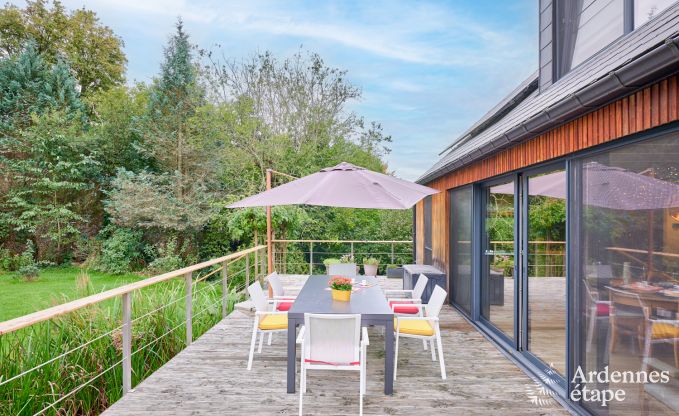 Charmant chalet sur pilotis, au bord de l'eau, pour 2 personnes  Ferrires avec pole  bois, jardin et terrasse prive