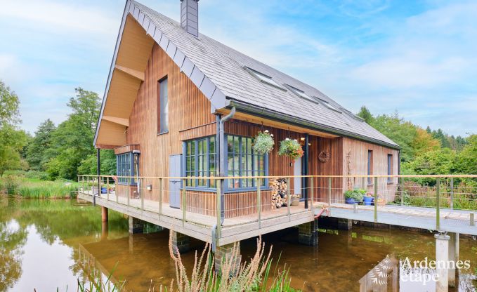 Charmant chalet sur pilotis, au bord de l'eau, pour 2 personnes  Ferrires avec pole  bois, jardin et terrasse prive