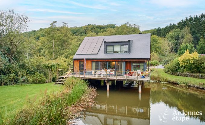 Charmant chalet sur pilotis, au bord de l'eau, pour 2 personnes  Ferrires avec pole  bois, jardin et terrasse prive