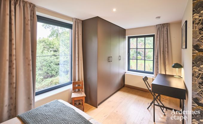 Charmant chalet sur pilotis, au bord de l'eau, pour 2 personnes  Ferrires avec pole  bois, jardin et terrasse prive