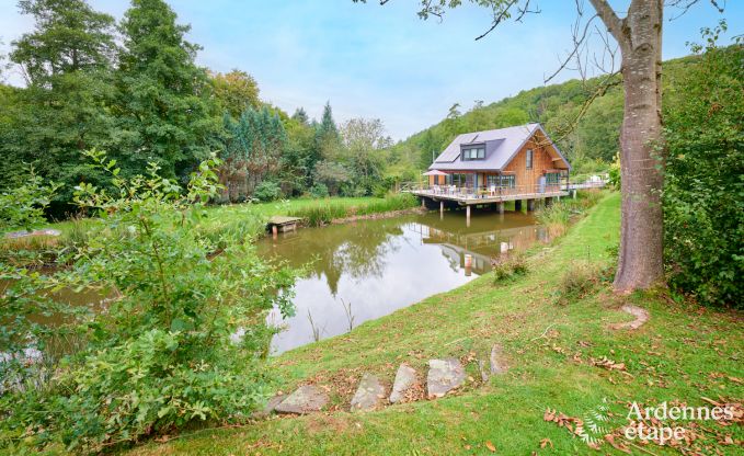 Charmant chalet sur pilotis, au bord de l'eau, pour 2 personnes  Ferrires avec pole  bois, jardin et terrasse prive