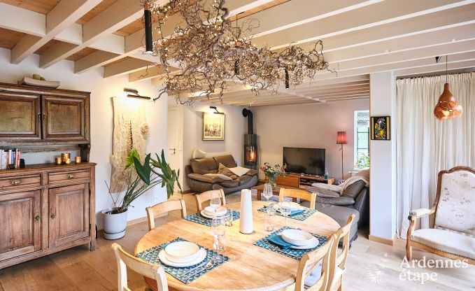 Charmant chalet sur pilotis, au bord de l'eau, pour 2 personnes  Ferrires avec pole  bois, jardin et terrasse prive