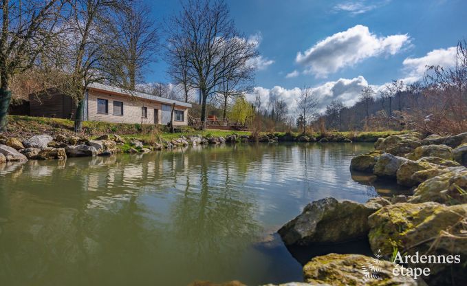 Chalet avec étang pour 6 p. à Florennes en Ardennes