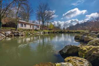 Chalet avec étang pour 6 p. à Florennes en Ardennes