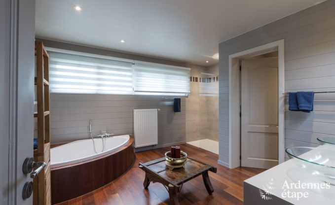 Spacieuse maison de vacances pour 12 personnes avec piscine et jardin priv� � Hamois, Ardenne