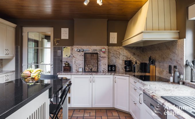 Spacieuse maison de vacances pour 12 personnes avec piscine et jardin priv� � Hamois, Ardenne