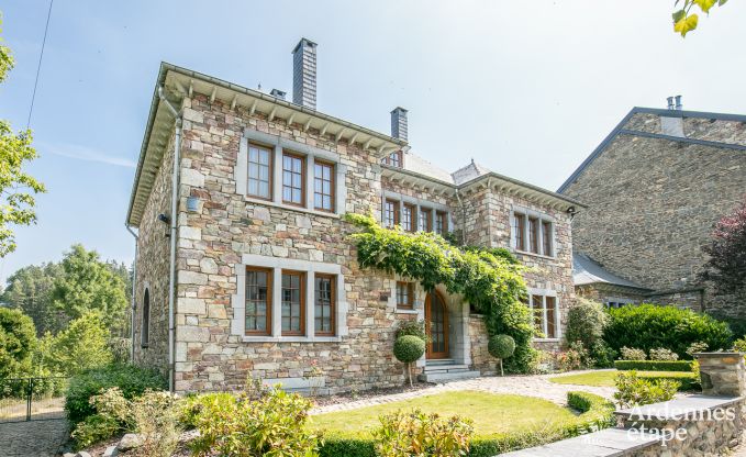 Villa de luxe au cur de Houffalize : maison de vacances pour 24 personnes avec sauna, jacuzzi et salle de jeux en Ardenne