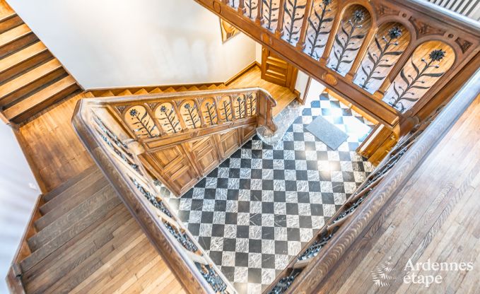 Villa de luxe au c�ur de Houffalize : maison de vacances pour 24 personnes avec sauna, jacuzzi et salle de jeux en Ardenne