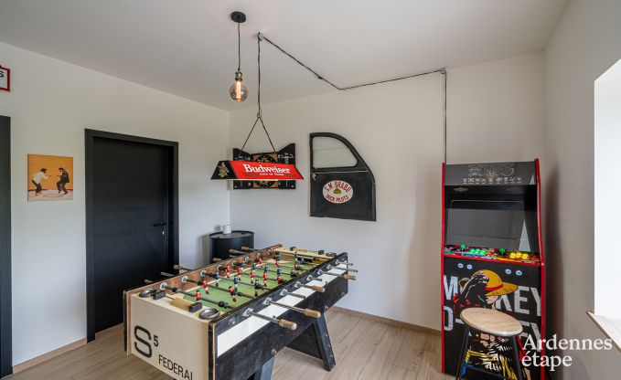 Grande maison de vacances pour 12 personnes avec 4 chambres, 3 salles de bains, jacuzzi, salle de jeux et jardin