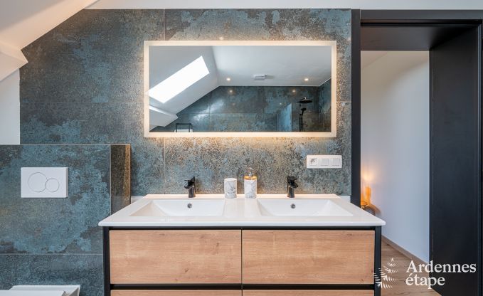 Grande maison de vacances pour 12 personnes avec 4 chambres, 3 salles de bains, jacuzzi, salle de jeux et jardin