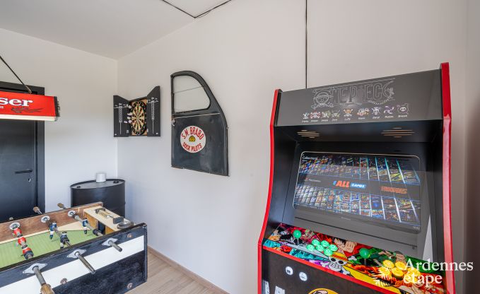 Grande maison de vacances pour 12 personnes avec 4 chambres, 3 salles de bains, jacuzzi, salle de jeux et jardin