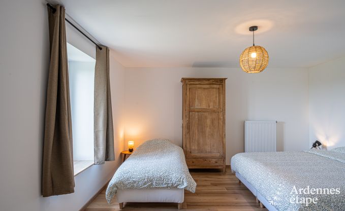 Grande maison de vacances pour 12 personnes avec 4 chambres, 3 salles de bains, jacuzzi, salle de jeux et jardin