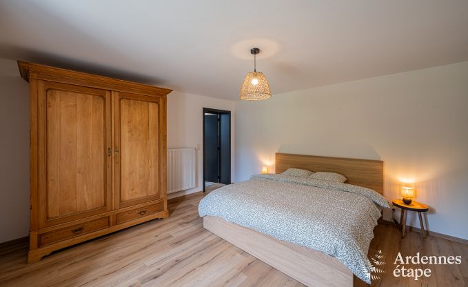 Grande maison de vacances pour 12 personnes avec 4 chambres, 3 salles de bains, jacuzzi, salle de jeux et jardin